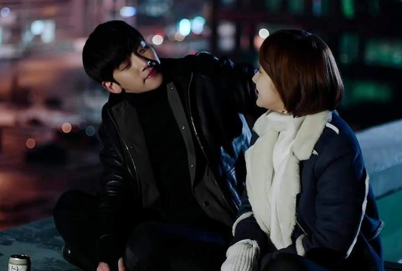 Кадр из дорамы Хилер