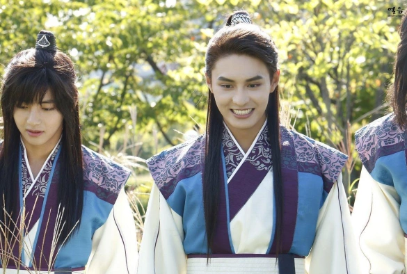 Кадр из дорамы Хваран