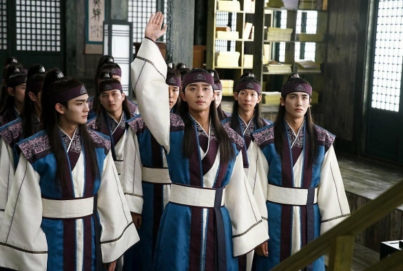 Кадр из дорамы Хваран