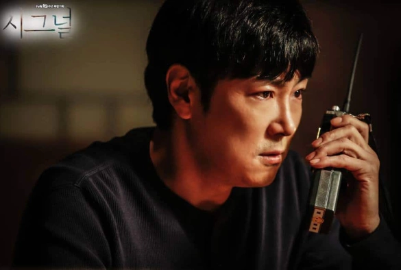 Кадр из дорамы Сигнал (корейская версия)