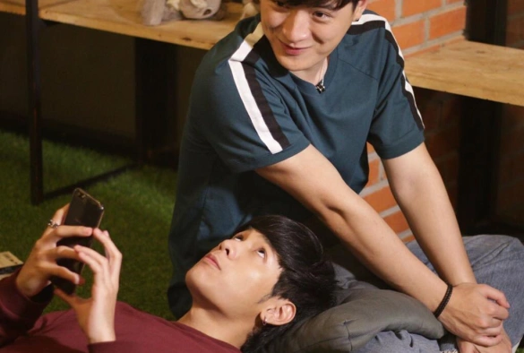 Кадр из дорамы Его история 1: Держись от меня подальше