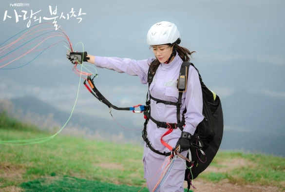 Кадр из дорамы Аварийная посадка любви