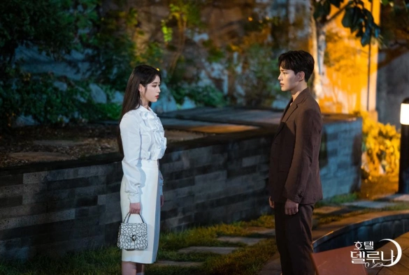 Кадр из дорамы Отель «Дель Луна»