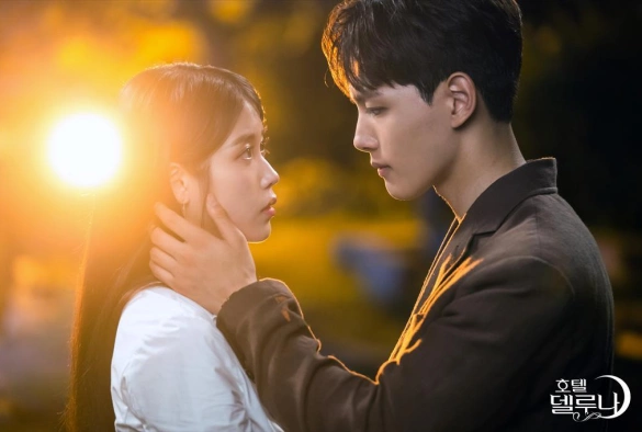 Кадр из дорамы Отель «Дель Луна»