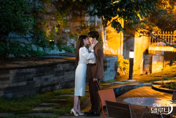 Кадр из дорамы Отель «Дель Луна»