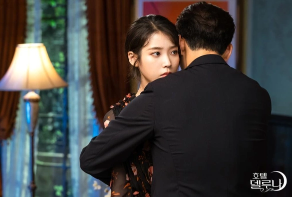 Кадр из дорамы Отель «Дель Луна»