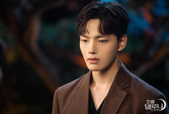 Кадр из дорамы Отель «Дель Луна»