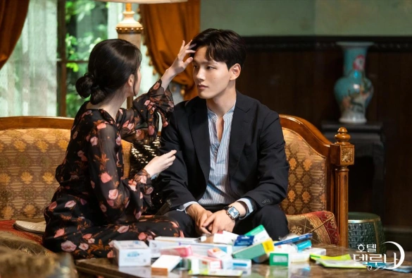 Кадр из дорамы Отель «Дель Луна»