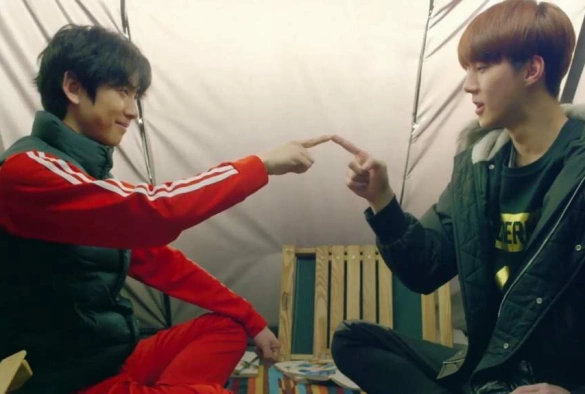 Кадр из дорамы EXO по соседству