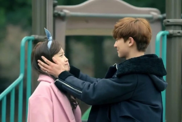 Кадр из дорамы EXO по соседству