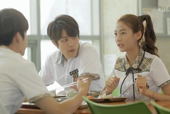 Кадр из дорамы Старшая школа