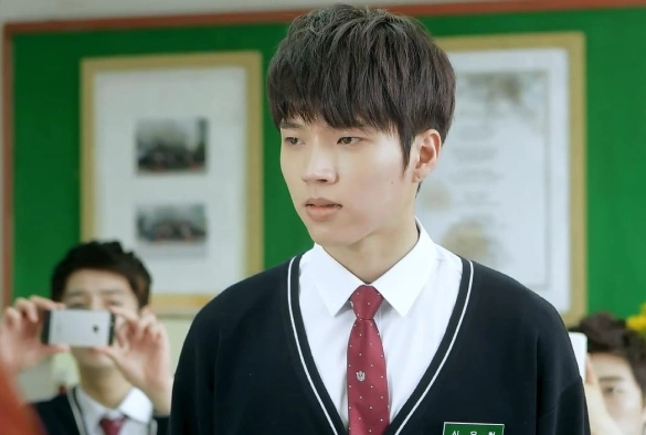 Кадр из дорамы Старшая школа