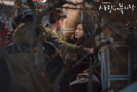 Кадр из дорамы Аварийная посадка любви