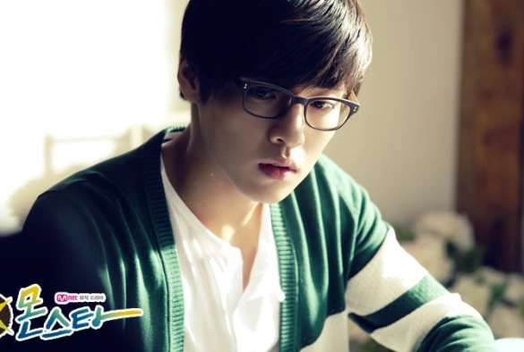 Кадр из дорамы МонСтар