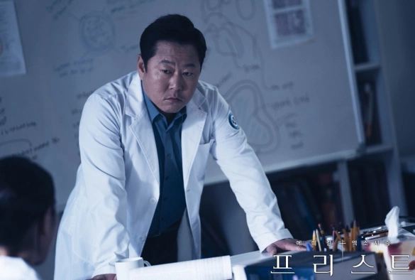 Кадр из дорамы Священник