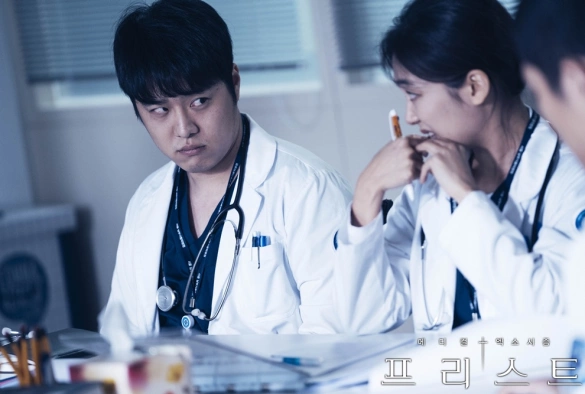 Кадр из дорамы Священник