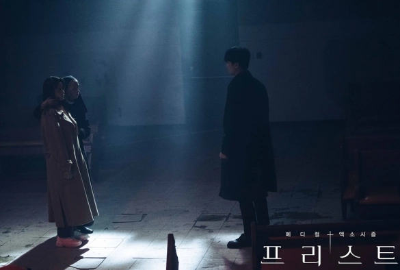 Кадр из дорамы Священник