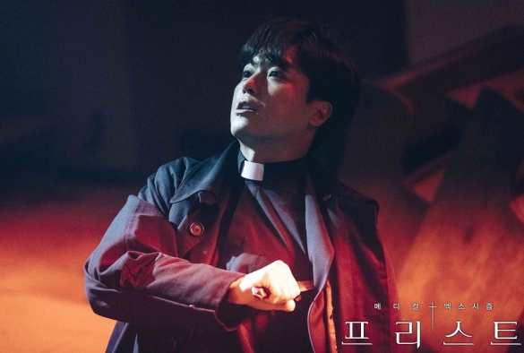 Кадр из дорамы Священник