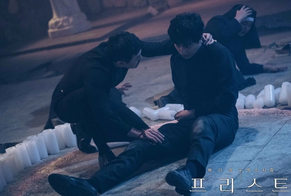 Кадр из дорамы Священник