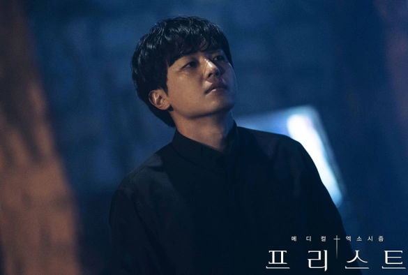 Кадр из дорамы Священник