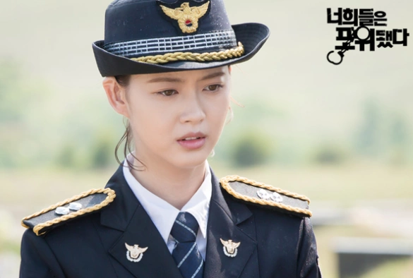 Кадр из дорамы Вы окружены