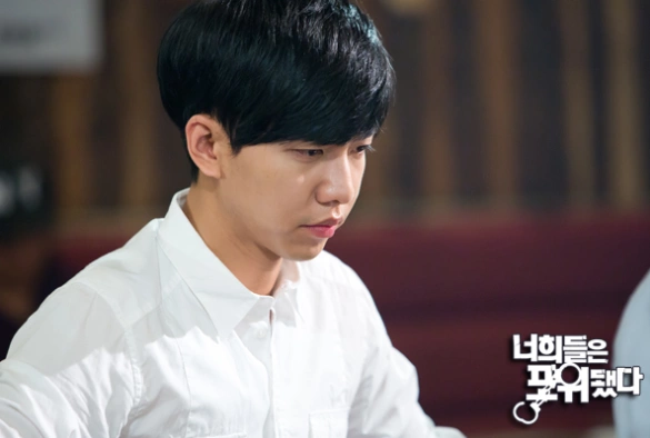 Кадр из дорамы Вы окружены