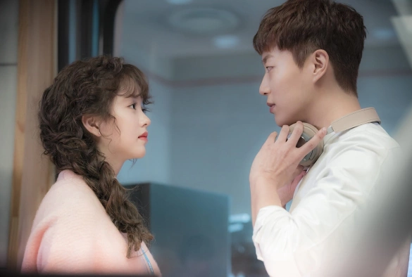 Кадр из дорамы Радио «Романтика»