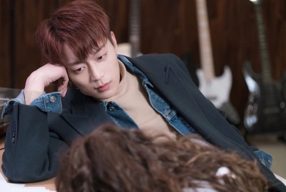 Кадр из дорамы Радио «Романтика»