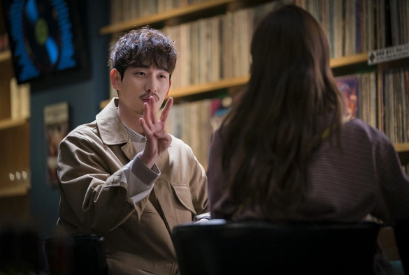 Кадр из дорамы Радио «Романтика»