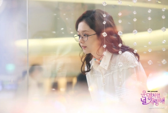 Кадр из дорамы Обречён любить тебя