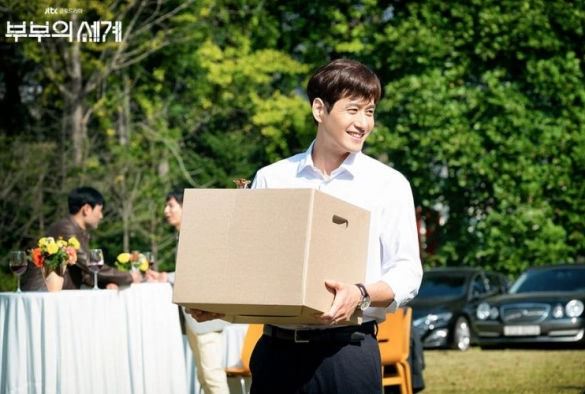 Кадр из дорамы Мир женатой пары