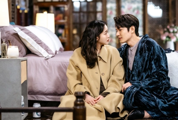 Кадр из дорамы Король: Вечный монарх