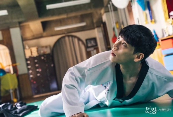 Кадр из дорамы Король: Вечный монарх