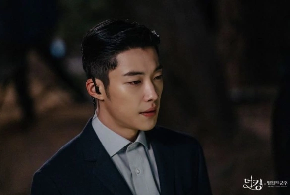 Кадр из дорамы Король: Вечный монарх