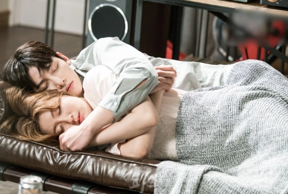 Кадр из дорамы Подозрительный партнёр