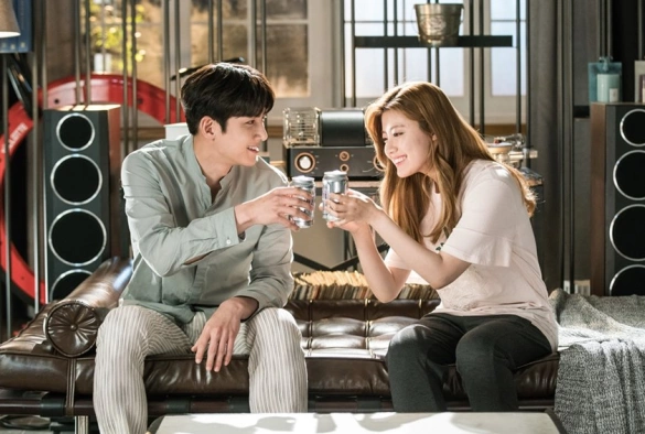 Кадр из дорамы Подозрительный партнёр