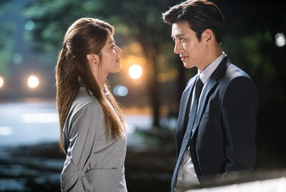 Кадр из дорамы Подозрительный партнёр