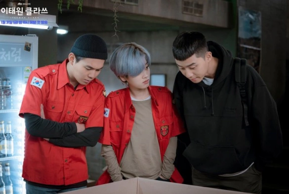 Кадр из дорамы Итхэвон класс