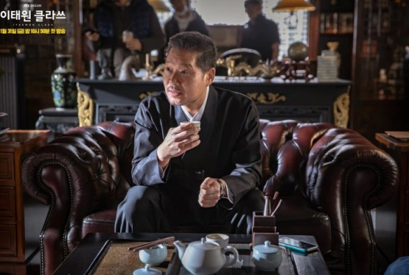 Кадр из дорамы Итхэвон класс