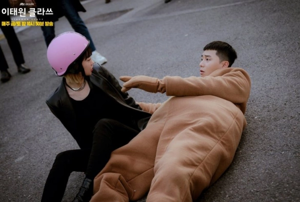 Кадр из дорамы Итхэвон класс