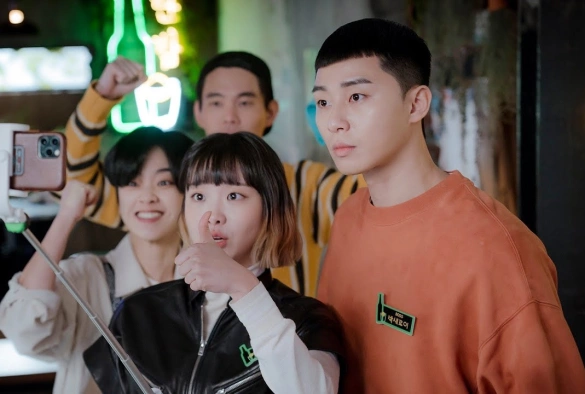 Кадр из дорамы Итхэвон класс