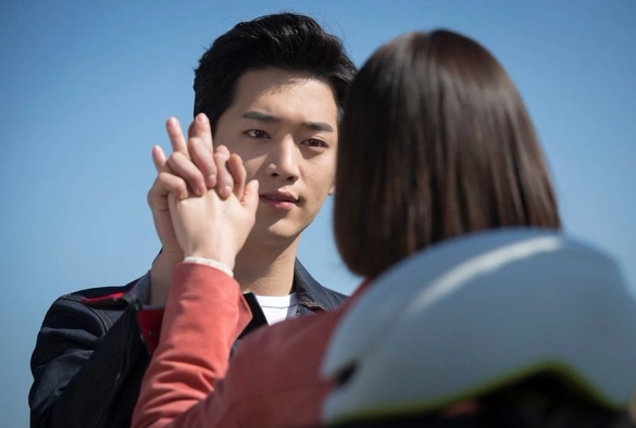 Кадр из дорамы Ты тоже человек?