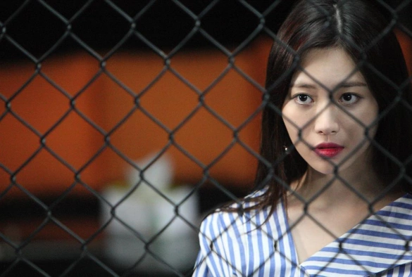 Кадр из дорамы Железная леди. Когда кончается шоу