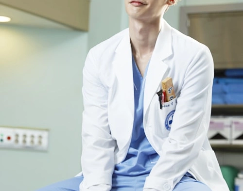 Кадр из дорамы Доктор незнакомец