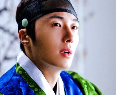 Кадр из дорамы Солнце в объятиях Луны