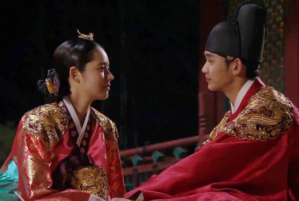 Кадр из дорамы Солнце в объятиях Луны