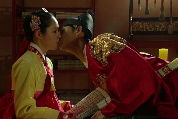 Кадр из дорамы Солнце в объятиях Луны