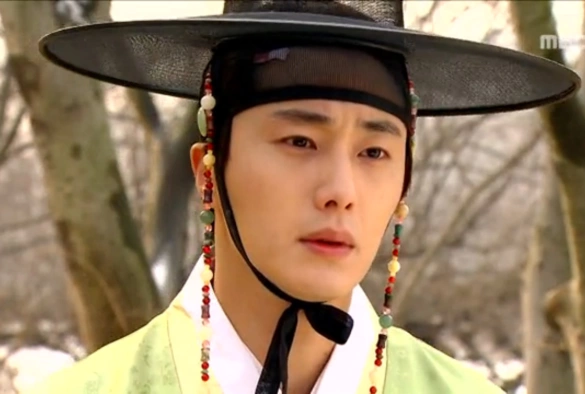 Кадр из дорамы Солнце в объятиях Луны