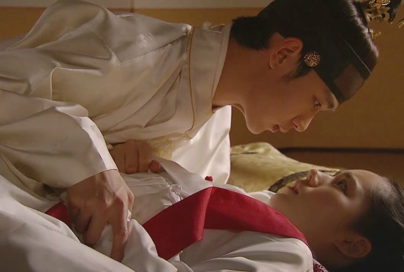 Кадр из дорамы Солнце в объятиях Луны