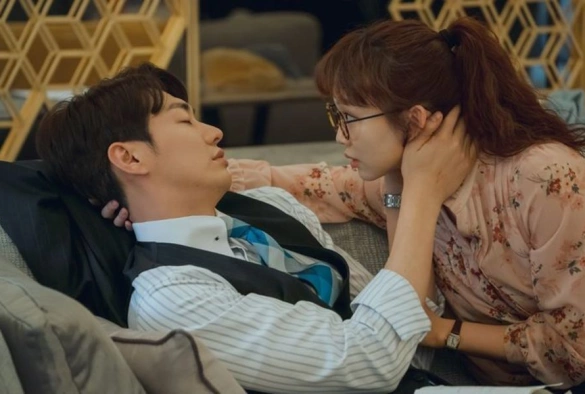 Кадр из дорамы Тайная жизнь моего секретаря